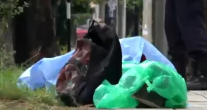 Un hombre de edad avanzada en situación de calle falleció en la vereda luego de descompensarse