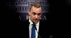 Allanamientos en inmobiliaria por la compra del departamento de Adorni