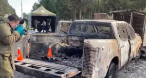 Conmoción en Chile: asesinaron a tres carabineros y les incendiaron el patrullero