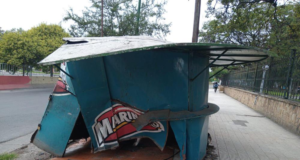 Más casos de conductores ebrios al volante: Un kiosco quedó destrozado luego de que un hombre se lo llevara por delante con su auto