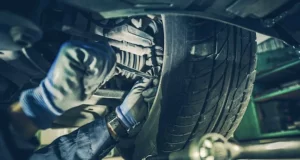 Un mecánico tuvo que ser hospitalizado de urgencias luego de que le cayera un auto encima mientras trabajaba