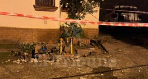 Dos menores hacían picadas, por barrio Tres Cerritos y destruyeron un gabinete de gas. De milagro no mataron a los peatones.