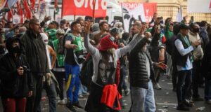 El Gobierno catalogó como un intento de «golpe de estado» a las protestas fuera del Congreso