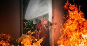 Una pareja dejó a sus hijos solos en casa para salir de fiesta y ocurrió un incendió en el lugar