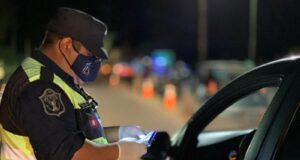 Ebrios y agresivos: Un grupo de personas agredieron a agentes en un control de alcoholemia