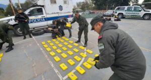 Gendarmería detuvo a dos policías que transportaban 420 kg de cocaína en una patrulla