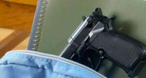 Estudiantes llevaron armas de fuego al colegio y armaron una batalla campal a la salida