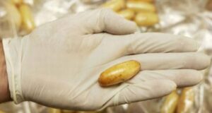 Un hombre se hizo atender por dolor de estómago y resulto tener más de 40 capsulas con droga