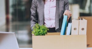 La echaron del trabajo por pedir un aumento y ella se vengó de la peor manera