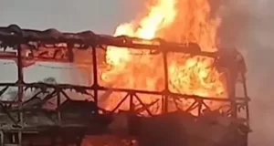 Un colectivo lleno de pasajeros se prendió fuego en medio de la ruta