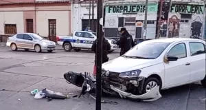 Una moto quedó bajo de un auto en un duro choque en avenida Jujuy