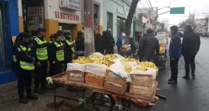 Entre gritos e insultos fruteross de la av. San Martín se enfrentaron con machete y cuchillo