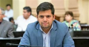 El intendente de Quijano, Lino Yonar, apoyando a los estudiantes de su pueblo