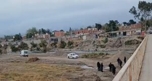 Urgente: Mujer se arrojó del puente Ceferino Velarde de la calle Córdoba, fue trasladada en ambulancia al hospital