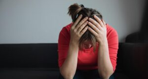 Una joven madre teme por lo peor luego de que le quitaran la tobillera a su ex pareja