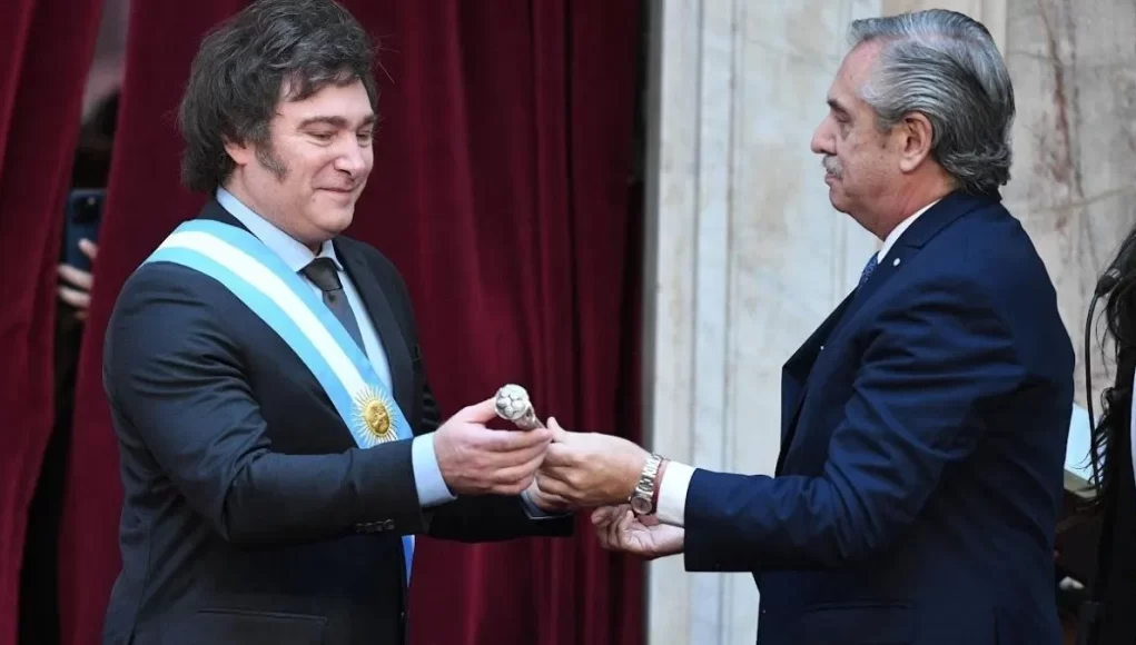 javier_milei_y_alberto_fernandez_crop1712935926393.jpg_975137073