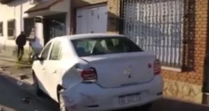 Dormido al volante, impactó contra un auto estacionado en plena avenida Entre Ríos