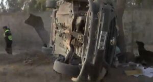 Perdió el control de su camioneta, volcó y chocó contra un árbol en Barrio Santa Rita II