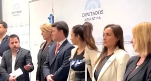 Controversia: Tetaz pidió cubrir remera de Malvinas para no ofender a embajadora inglesa