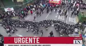 Manifestantes y policía se enfrentan en el Congreso; 3 detenidos y 12 heridos