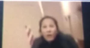 En comisaría, mujer con su hija en brazos intentó apuñalar a otra