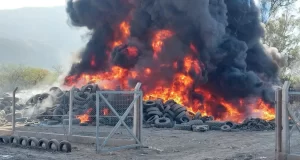 Incendian neumáticos para forzar acceso al relleno sanitario San Javier