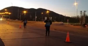 Ebrios al volante se llevaron por delante aun policía, fueron detenidos luego de haber huido