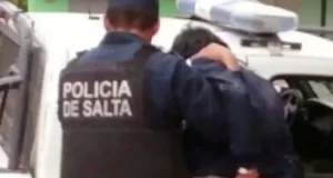 Imputaron al policía que borracho amenazó con su arma a un grupo de jóvenes en Salvador Mazza