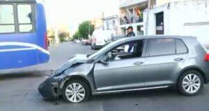 Cruzó en rojo, chocó contra un colectivo y huyó a pie del lugar