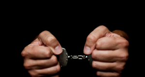 Ola de inseguridad: Ladrón capturado por comerciantes en un mercadito de avenida San Martín