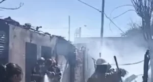 Justicia por mano propia: vecinos incendian la casa de un acusado de abuso en Castañares