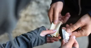 Arrestan a dos estudiantes por ingresar con drogas a la escuela