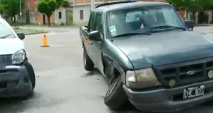 Avenida Ejército Argentino bloqueada: choque entre dos vehículos sigue impidiendo el tránsito tras 24 horas