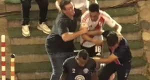 River perdió y protagonizó un papelón al final del encuentro: El «Pity» Martínez tackleó a Villa