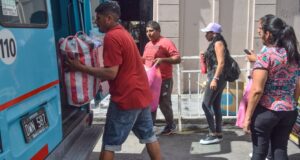 Pérdidas totales en el Mercado San Miguel: los puesteros entraron a salvar lo que pudieron