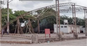 Albañil resultó herido tras caer de un tinglado en obra