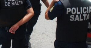 Emboscada y tensión en Vicente Solá: trece detenidos tras ataque a la policía en un semáforo