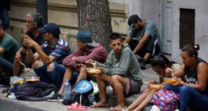 Según la UCA, la pobreza afecta a la mitad de los argentinos en el tercer trimestre.