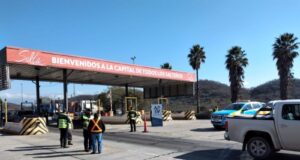 Control en expeaje Aunor: remisero trucho embiste a dos efectivos y se da a la fuga