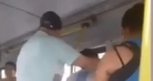 Tenso momento se vivió abordo de un saeta cuando una mujer tuvo una crisis y rompió parte de la unidad