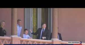 Milei recibió a Palermo en la Casa Rosada y se acercó al balcón para saludar a la gente