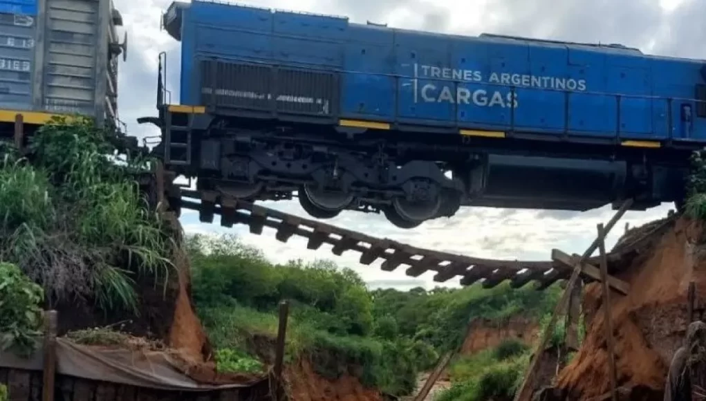 45312-un-tren-quedo-suspendido-en-el-aire-tras-caerse-un-puente-ferroviario