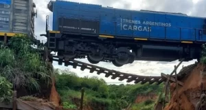Más detalles del incidente del tren que quedó en el aire tras el colapso de un puente