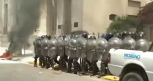 Vecinos de Moreno apedrean la Municipalidad tras el brutal asesinato de un joven delivery