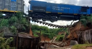 Un puente colapsó y dejó un tren suspendido en el aire en Salta