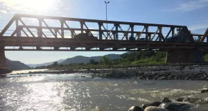 Un hombre fue baleado a sangre fría mientras bebía a orillas del río Vaqueros