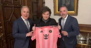 Javier Milei recibió una camiseta autografiada por Lionel Messi tras reunión con Jorge Más Santos