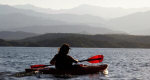 Turista fue baleada mientras navegaba en kayak en el Dique Cabra Corral