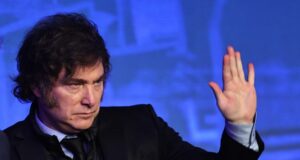 Milei arremetió contra el periodismo y acusó a los medios de operar en su contra