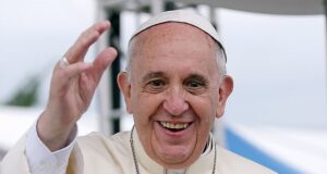 El Papa Francisco muestra una leve mejoría y sigue en tratamiento